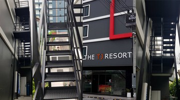 บันไดหนีไฟนอกอาคารแบบบันไดวนซิกแซกโรงแรมtjresortpattaya