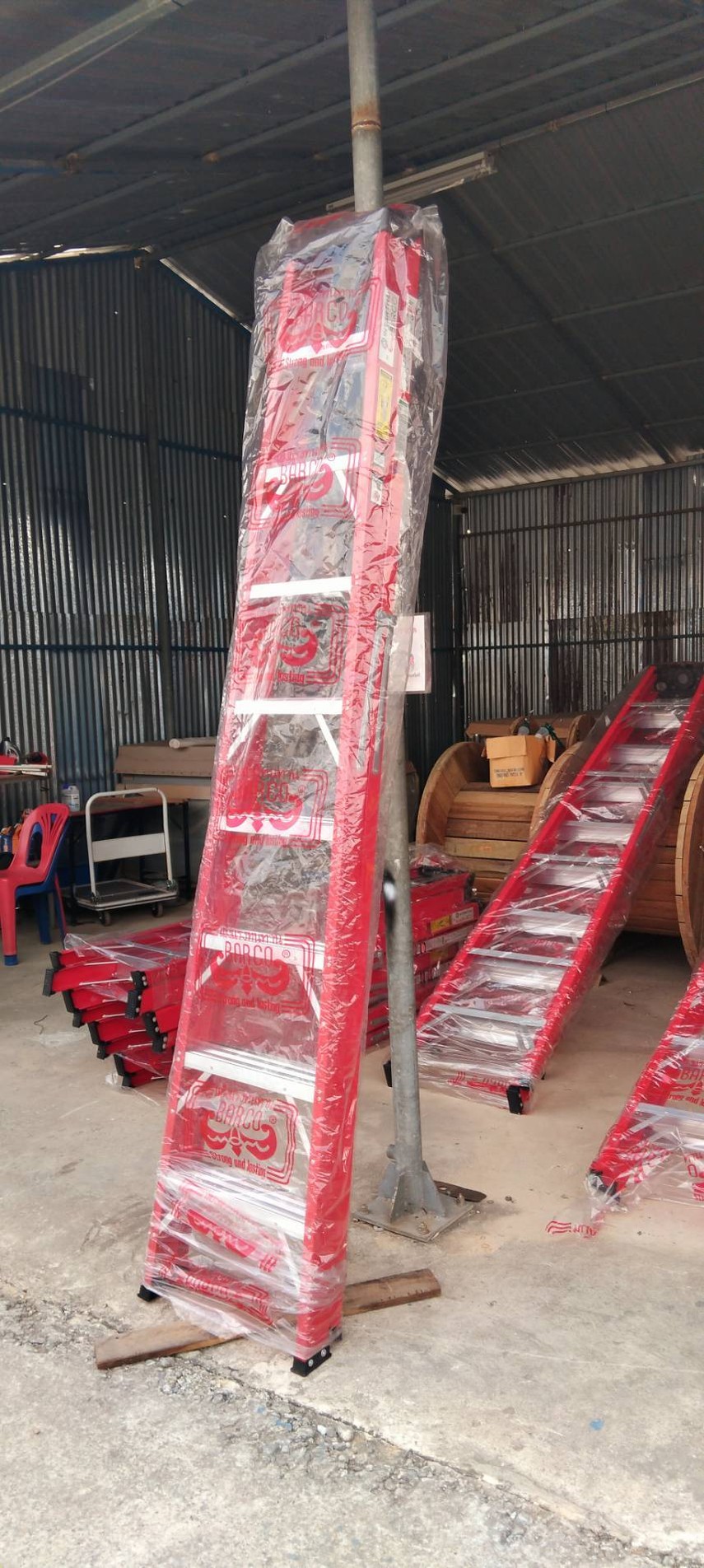 บันไดไฟเบอร์กลาสทรงเอ 9 ขั้นมีถาดเครื่องมือ Barco
