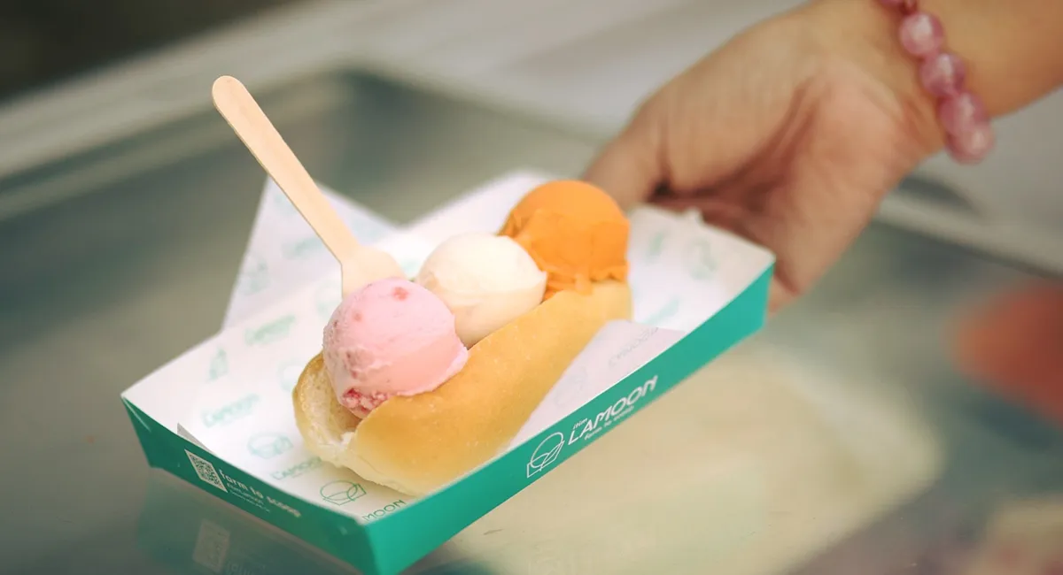 ไอศกรีม3รสบนขนมปังเสิร์ฟในถาด