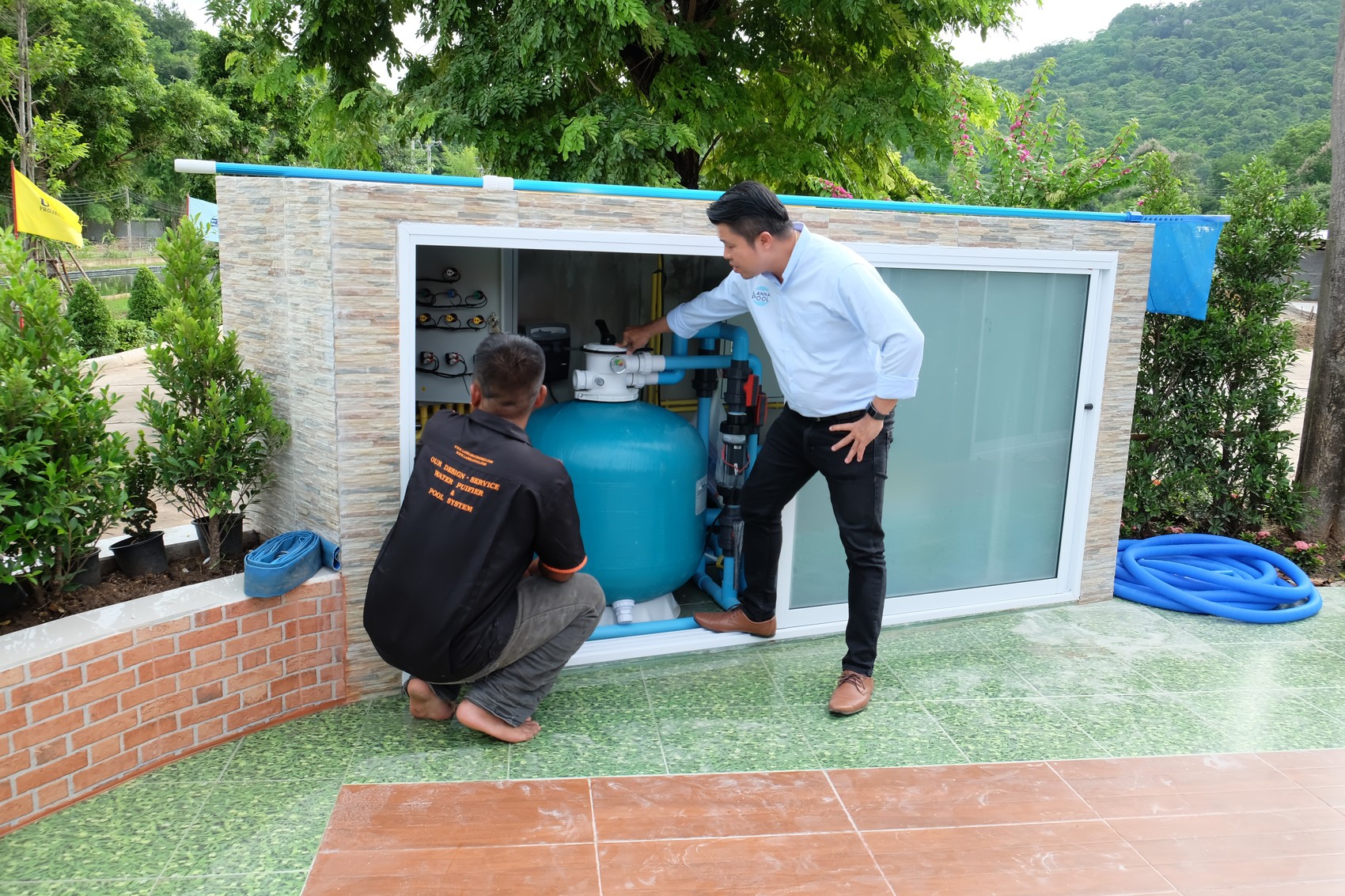 How large is the pump room of the swimming pool?