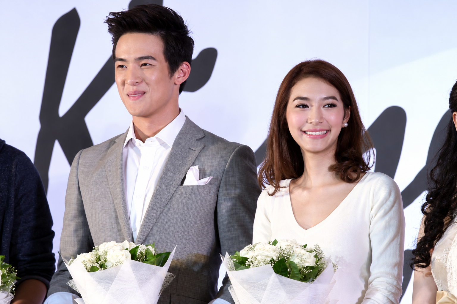SmilingEventPairwithWhiteBouquets