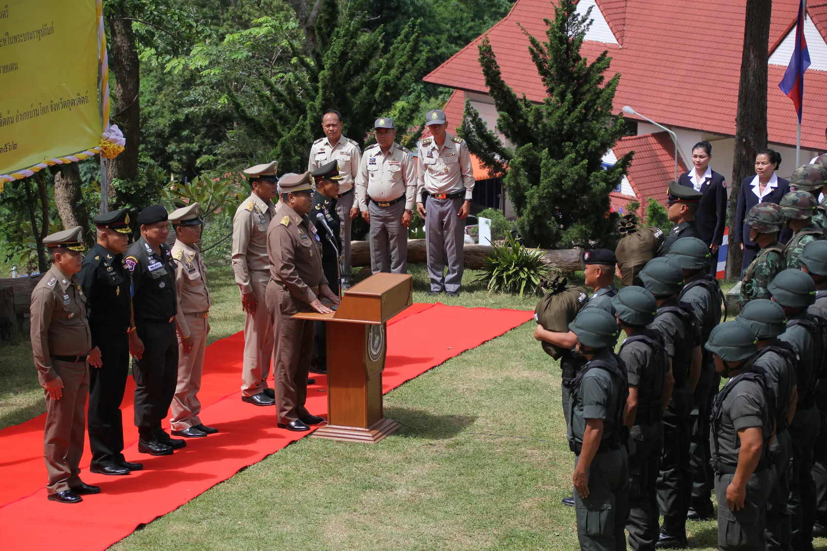 องคมนตร เช ญส งของพระราชทานไปมอบแก เจ าหน าท ผ ปฏ บ ต งาน บ านภ ด อำเภอบ านโคก จ งหว ดอ ตรด ตถ