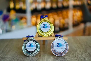 เหรียญรางวัลอลิตาถ้วยรางวัล3