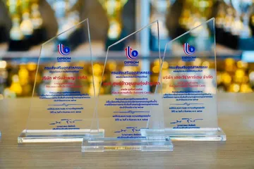 โล่อะคริลิคอลิตาถ้วยรางวัล13