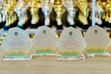 โล่อะคริลิคอลิตาถ้วยรางวัล8