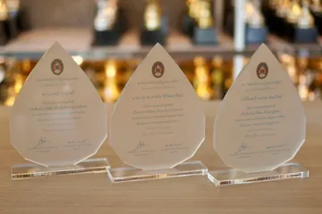 โล่อะคริลิคอลิตาถ้วยรางวัล9