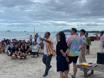LINEALBUMteambuildingonthebeach224072563