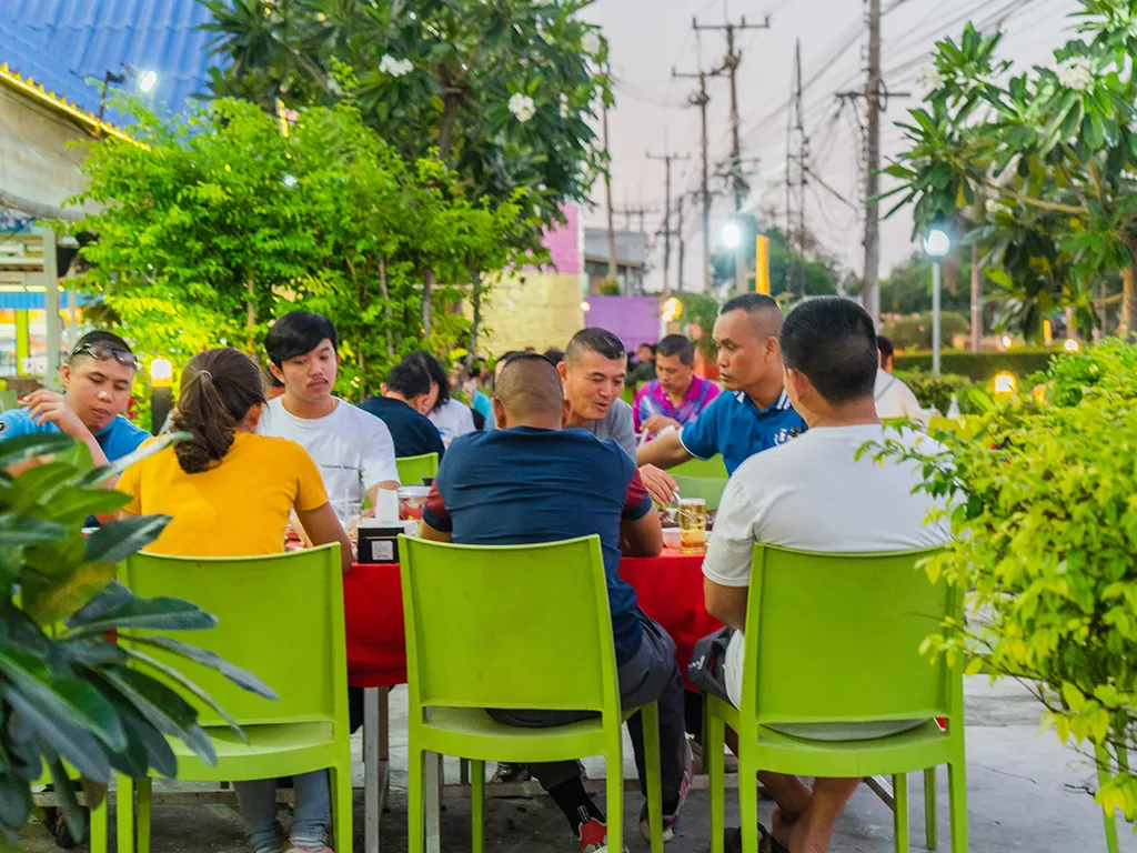 ด้านนอกเขียว