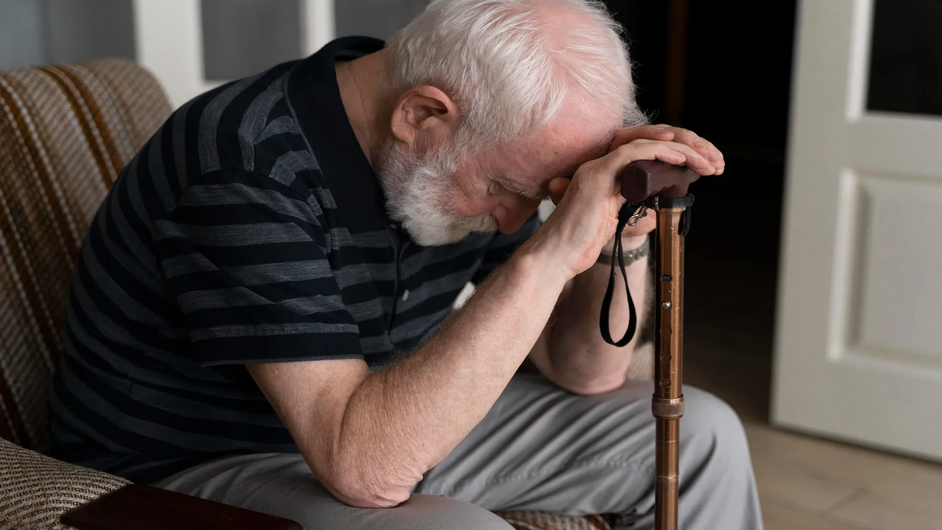 senior-man-confronting-alzheimer-disease(1)(1)(2)