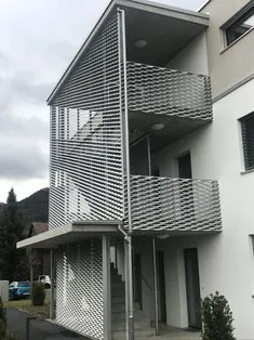 513