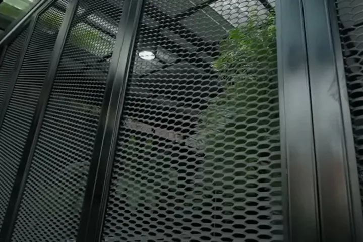 560