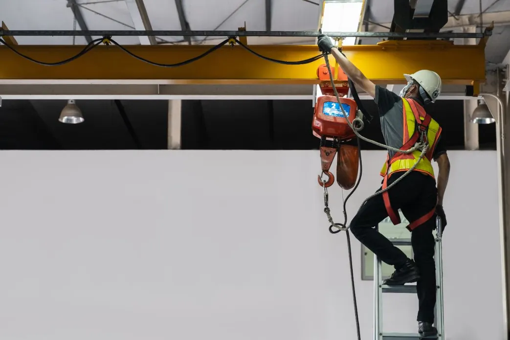 Engineersareinspectinghooksforlifting