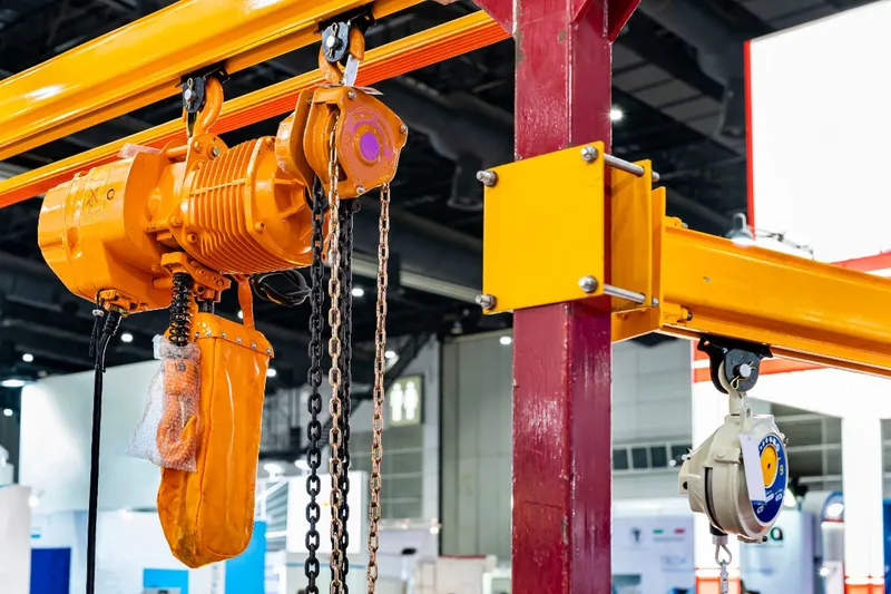 Manual-chain-hoist-and-overhead-electric