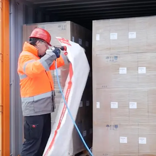 preparing-to-inflate-a-dunnage-bag1