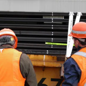 workers-securing-products-to-a-train-using-cordstrap-products