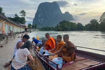 ตักบาตรเมืองเฟือง