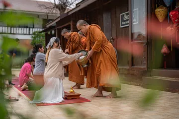 chiangkhan-armgiving
