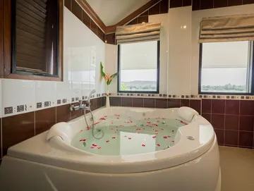 super-deluxe-suite-bathrub