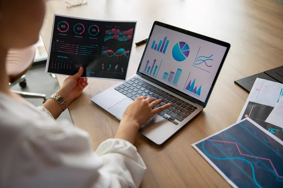 office-workers-using-finance-graphs23-2150408661