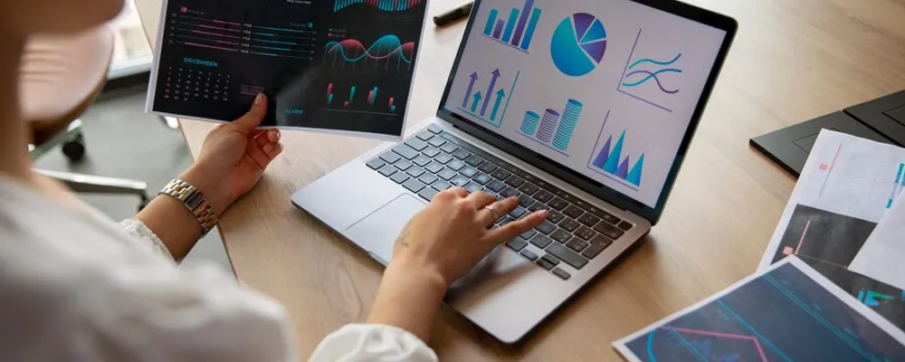office-workers-using-finance-graphs23-2150408661