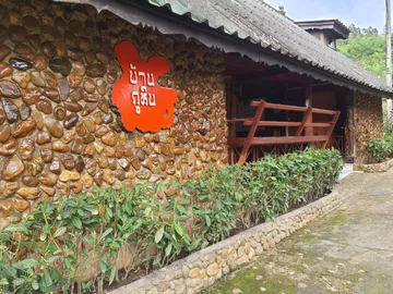 5737960