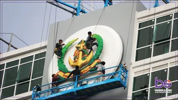 ป้ายโลโก้ติดอาคาร