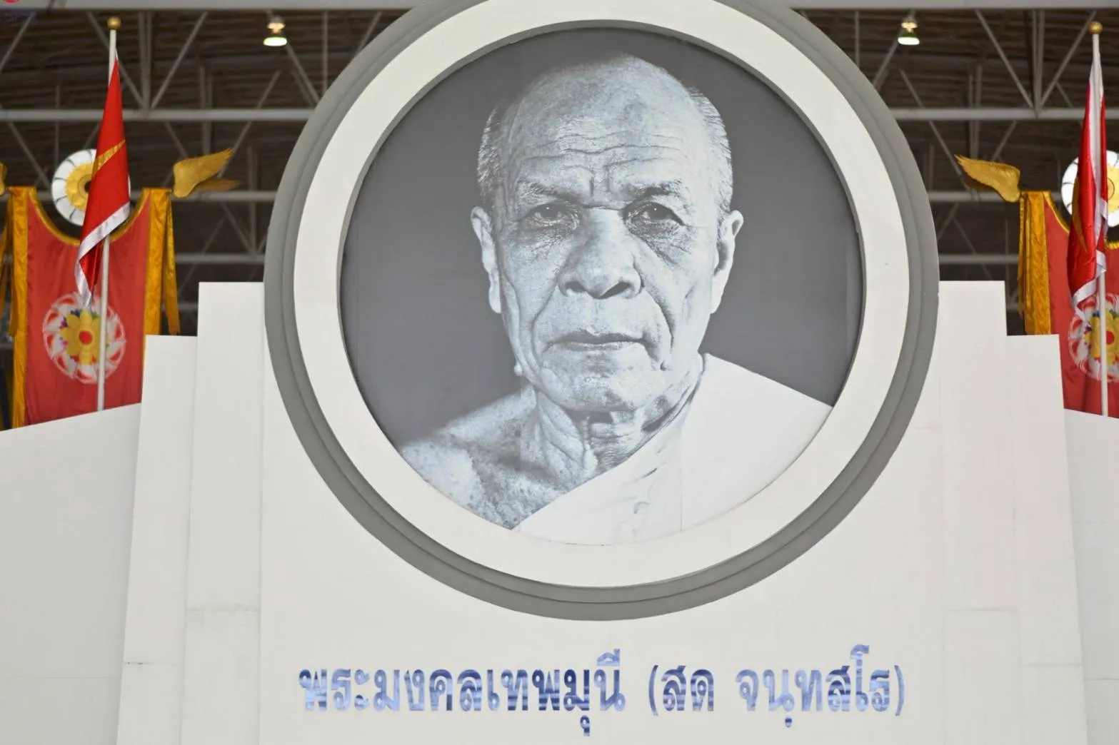 126301600