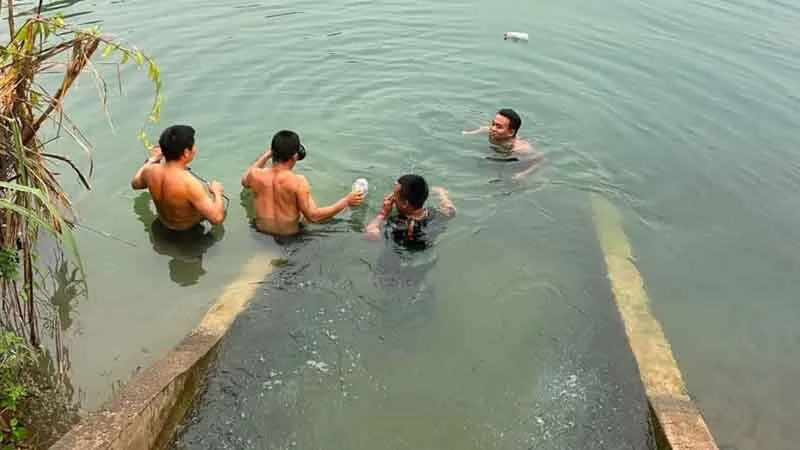 2girldqadswim3
