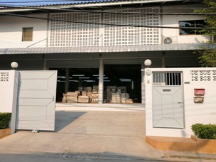 หน้าโรงงาน-โรงงานผลิตถุงมือหนัง(กริชมณี)