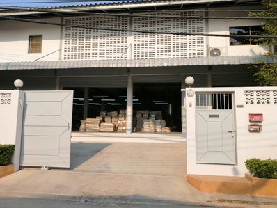 หน้าโรงงาน-โรงงานผลิตถุงมือหนัง(กริชมณี)