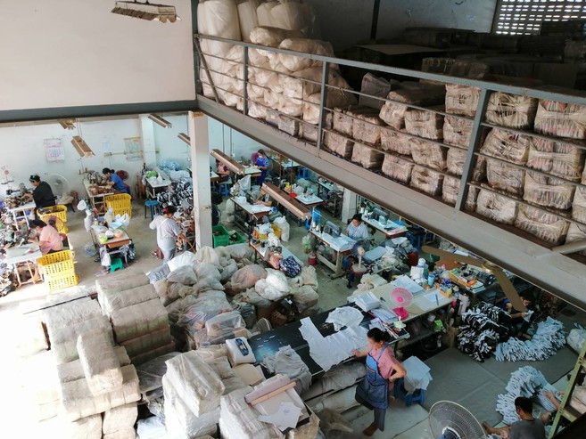 แผนกเย็บโรงงานผลิตถุงมือหนัง(กริชมณี)
