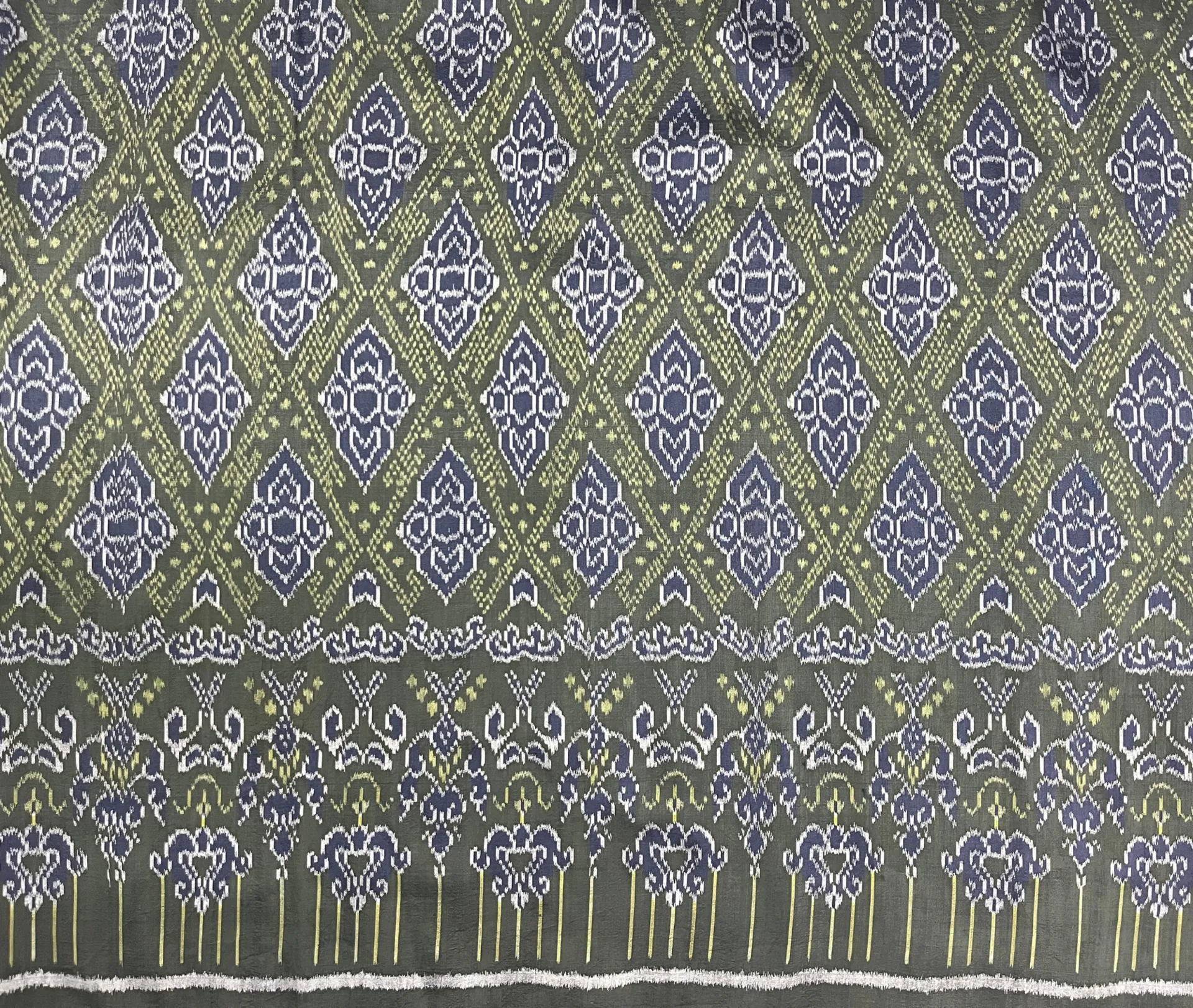 ผ้าไหมทอใหม่ลายระย้า สีเขียว