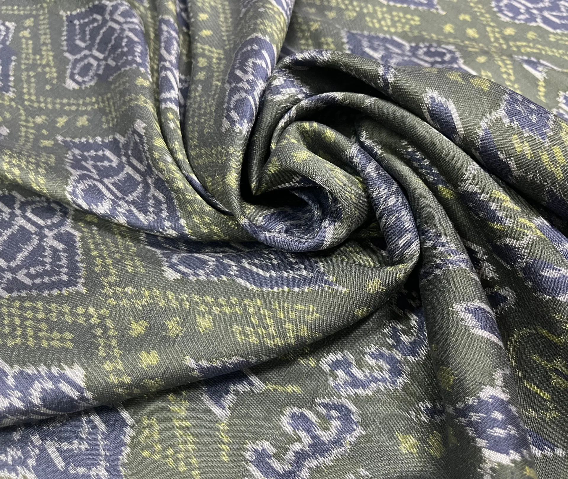 ผ้าไหมทอใหม่ลายระย้า สีเขียว