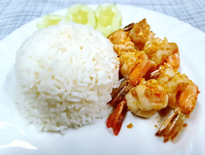 jarinthip-ข้าวราดกุ้งทอดกระเทียม