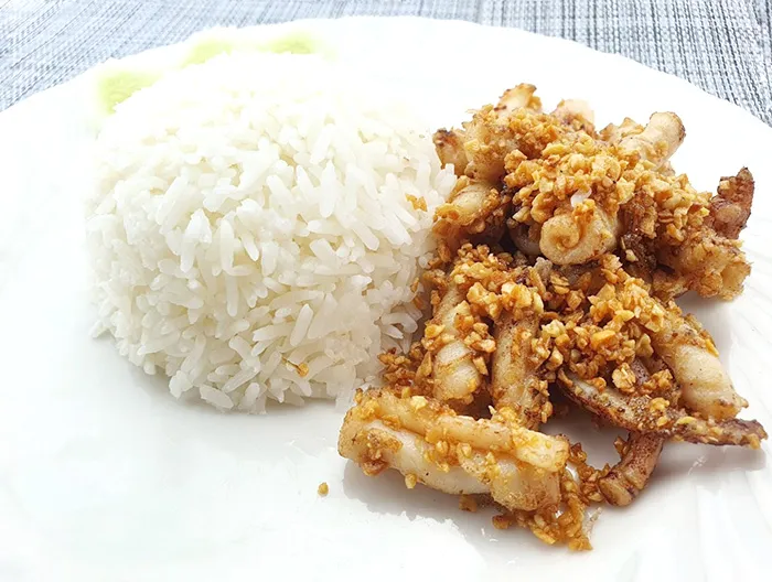 jarinthip-ข้าวราดปลาหมึกทอดกระเทียม