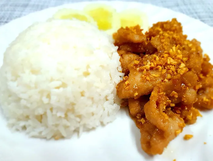 jarinthip-ข้าวราดหมูทอดกระเทียมพริกไทย
