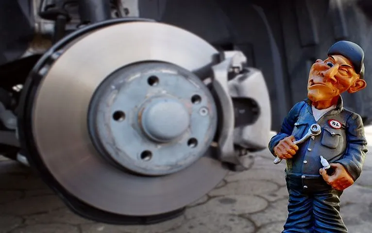 auto-mechanic-2829141480