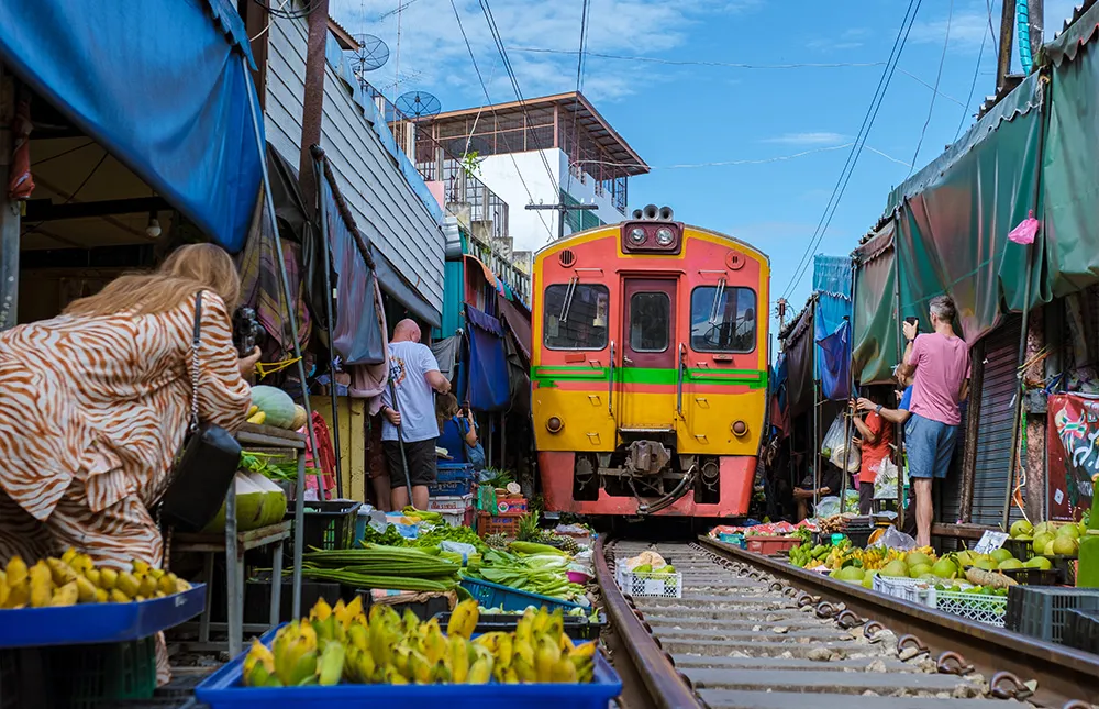 Maeklong-Railway-Market-(Samut-Songkhram)