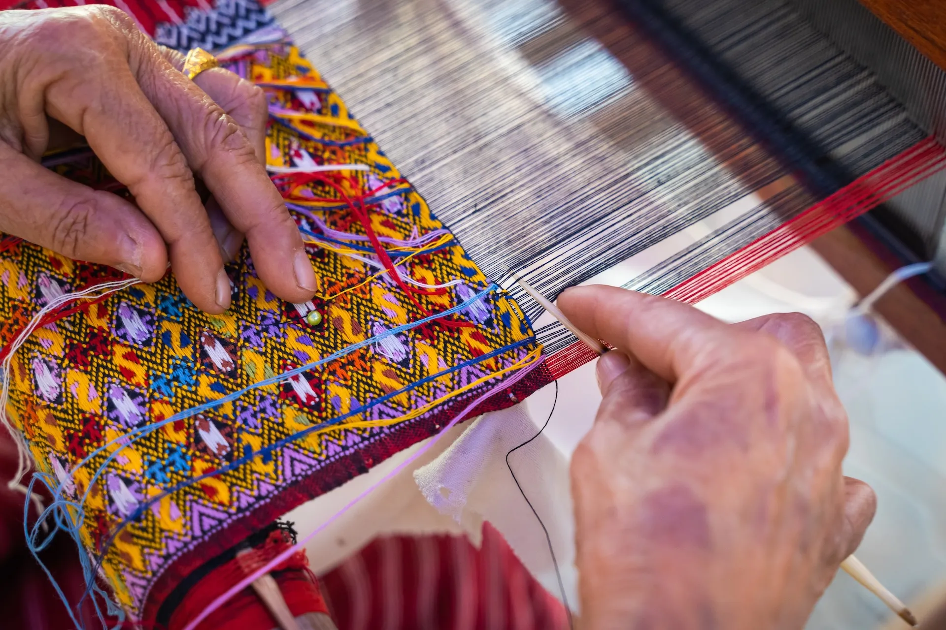Womenhandweavetraditionalfabricsandtextilestechniquelocallywithuniqueshutterstock2277627191copy