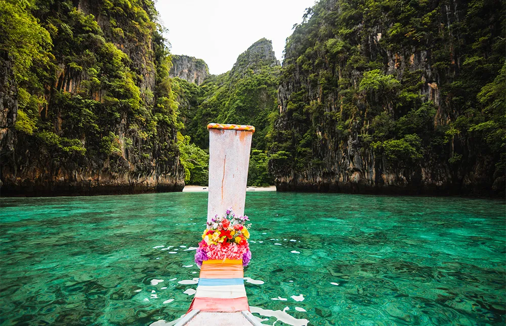 long-tail-boat-floating-transparent-water-phi-phi-island-maya-bay-paradise-island-thailandia