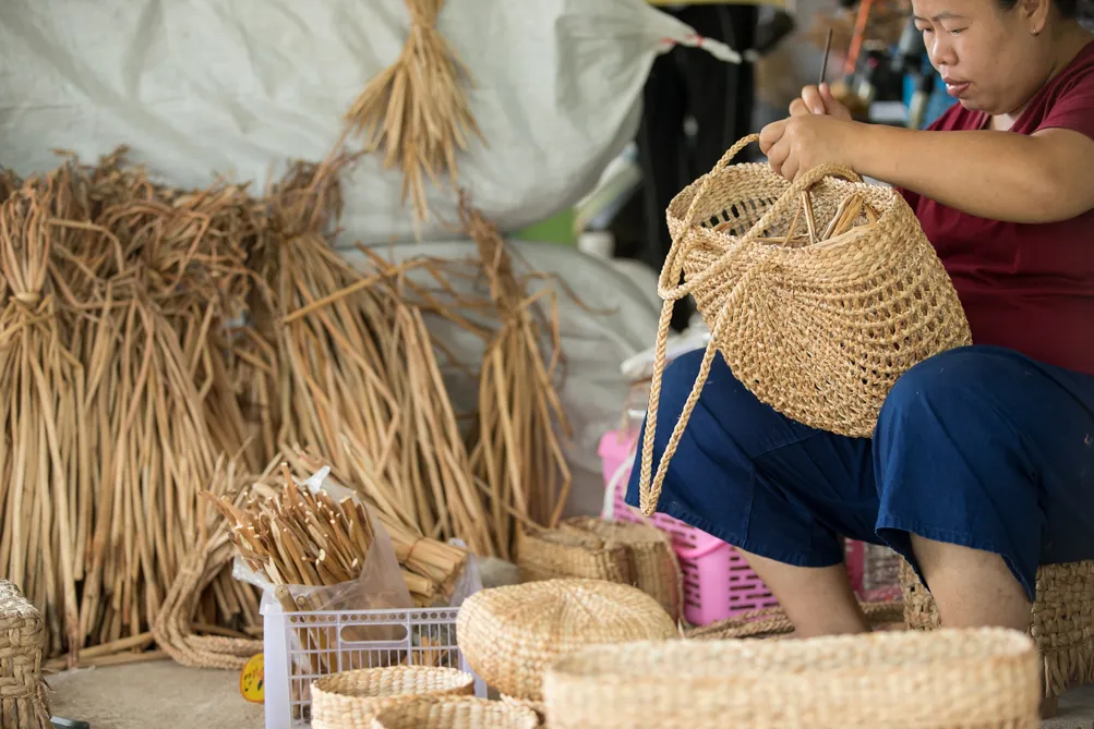 Phayao-TheHandicraftsWaterHyacinthWickerworkBanSanPaMuang(หัตถกรรมจักสานผักตบชวาบ้านสันป่าม่วง)1804BBcopy