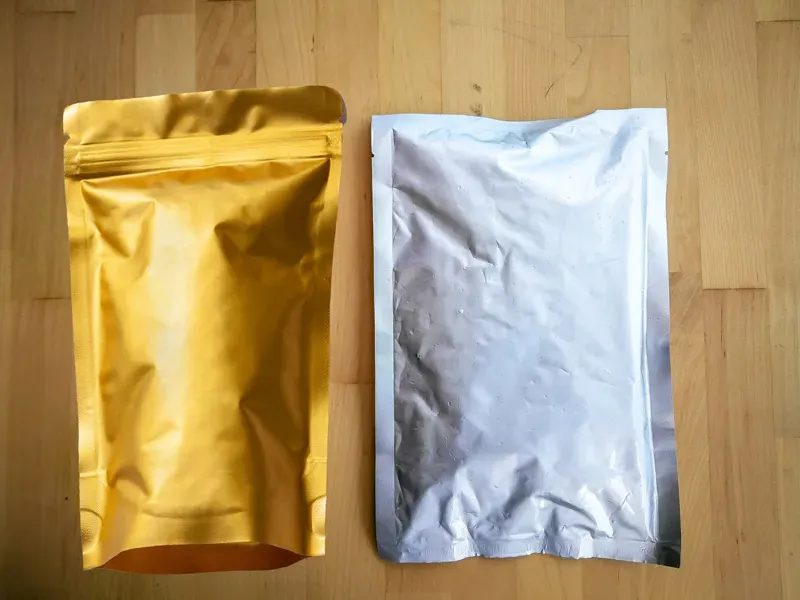ซองเมทัลไลท์สีทองและซองอลูมิเนียมสีเงินสำหรับบรรจุอาหาร