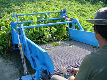 Garbage-Collecting-Boat6