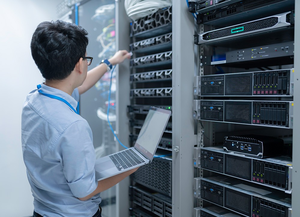 computer-engineer-is-setting-up-network-server-roomsystems-maintenance-technicianmale-engineer-working-server-room-modern-data-center(1)