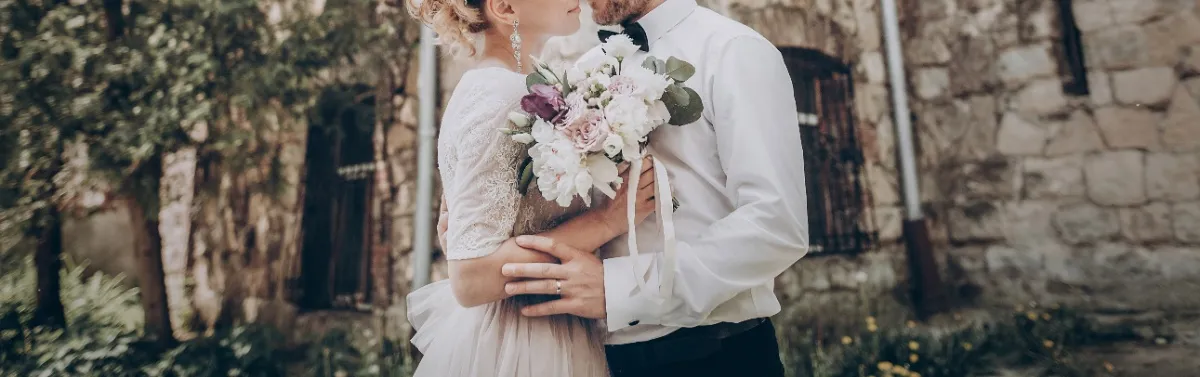 weddingcouplewithbouquet