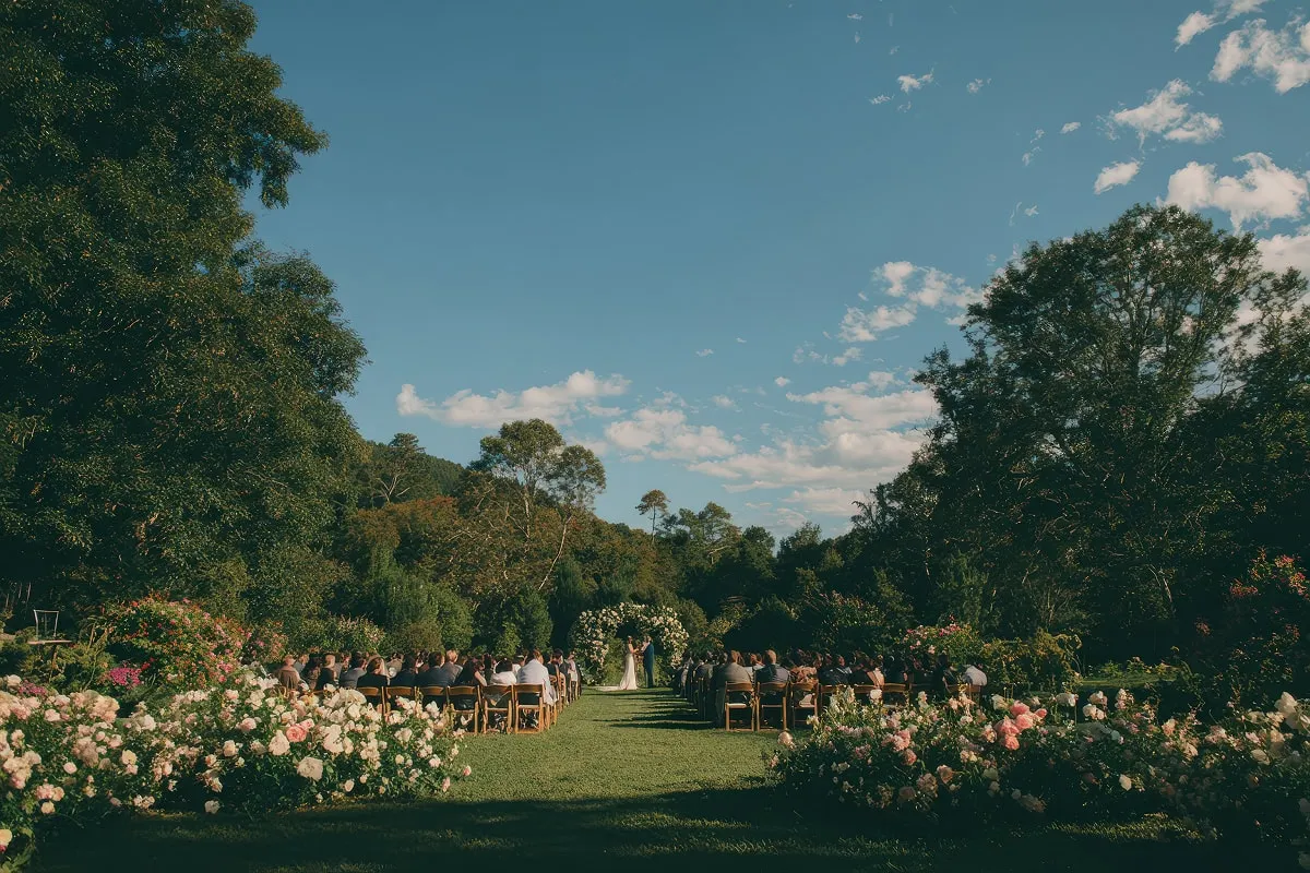 คู่บ่าวสาวจัดงานแต่งในสวนช่วงกลางวันบรรยากาศธรรมชาติอบอุ่น