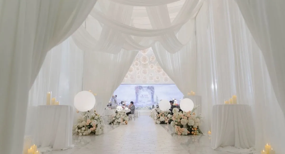 บรรยากาศงานแต่งมินิมอลธีมขาวตกแต่งดอกไม้โทนอ่อน