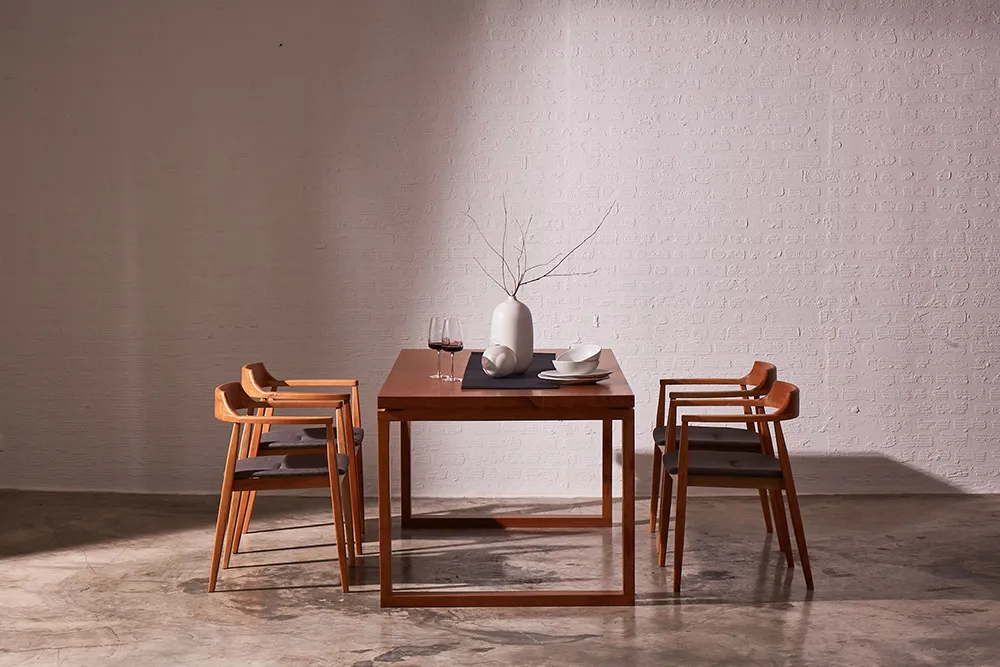U-Dining-Table