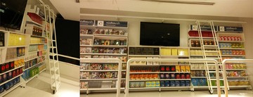 บันไดรางเลื่อนสำหรับชั้นวางหนังสือร้านนายอินทร์