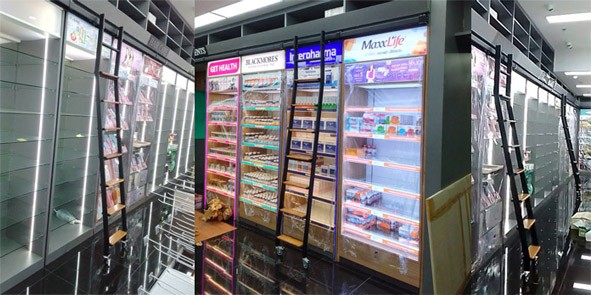 บันไดรางเลื่อนชั้นวางหนังสือสยามฟาร์มาซีสาขารถไฟฟ้าเพลิงจิตร